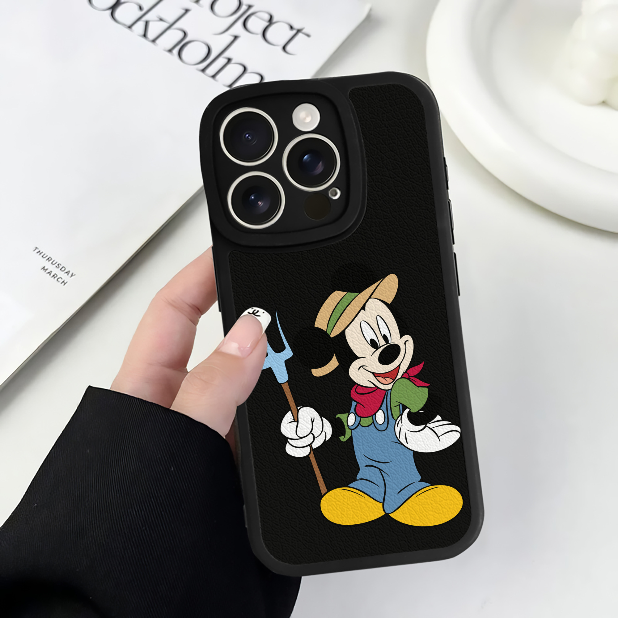 （画像用） ミッキーマウス Mickey Mouse 【iPhone 16シリーズ対応】シリコンスマホケース（レザー調） 材質：シリコン